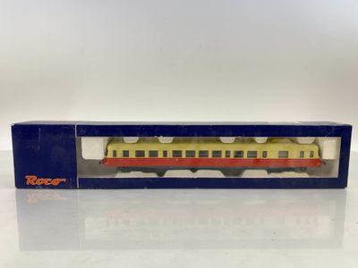 un gros plan sur un petit train miniature dans une boîte posée sur une table