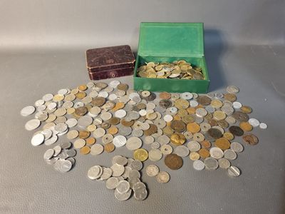 une boîte verte remplie de pièces et une petite boîte remplie de pièces