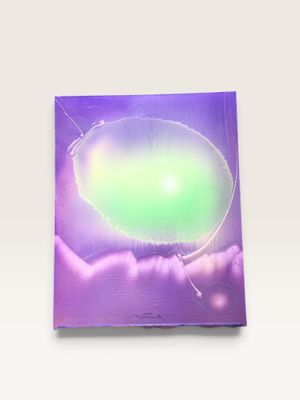 photo en violet et vert représentant une personne tenant un objet vert dans la main