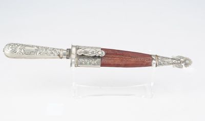 un stylo ancien en argent et bois, avec un manche en bois