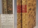 un vieux livre posé sur une table à côté d'un livre