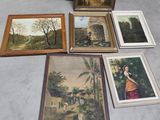 plusieurs tableaux, encadrés ou non, posés à même le sol d'une pièce