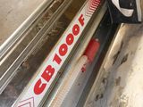 un gros plan d'une machine qui se trouve dans un garage