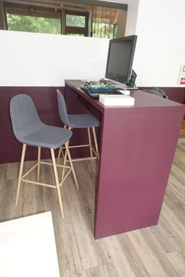 un bureau avec deux chaises et un ordinateur dessus