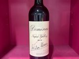 une bouteille de vin posée sur une étagère