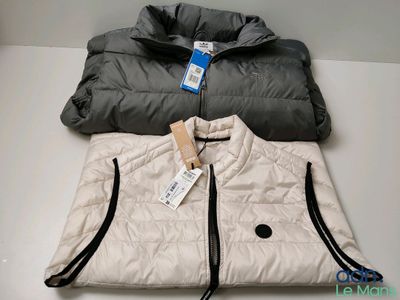 deux vestes avec leurs étiquettes, posées l'une à côté de l'autre