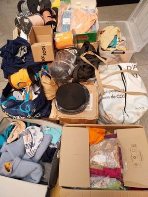 un tas de vêtements et d'autres objets posés par terre