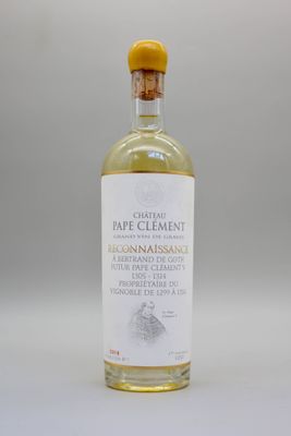 une bouteille de vin blanc posée sur une table