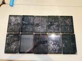 une table sur laquelle sont posés plusieurs téléphones portables