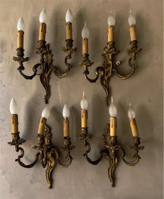six appliques murales en laiton vieilli, ornées de lampes en verre blanc
