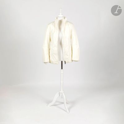 une veste blanche posée sur un mannequin, devant un fond blanc