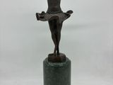 statue en bronze représentant une jeune ballerine posée sur un socle en marbre