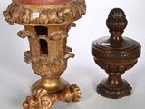 paire d'urnes anciennes en bronze avec un couvercle en marbre rouge