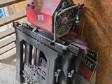 une petite machine posée sur une table