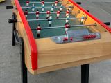une table de baby-foot sur le trottoir en ville