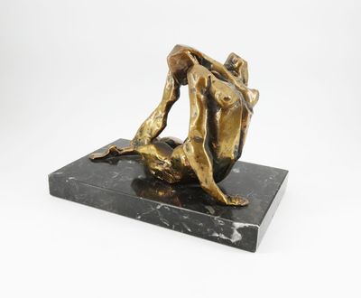 sculpture en bronze représentant un homme et une femme assis sur un socle en marbre