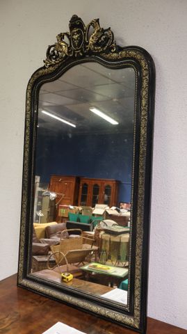 Important miroir Napoléon III cadre bois noirci et doré le fronto...