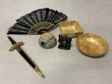 un grand nombre d'objets posés sur une table