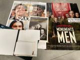de nombreuses affiches de cinéma posées les unes à côté des autres sur le sol