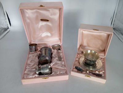 deux boîtes contenant chacune des objets différents, posées sur une table