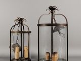 deux lanternes en verre contenant des bougies, posées sur une table