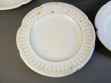 trois assiettes posées sur une table