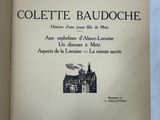 un livre ouvert posé sur une table à côté d'un livre