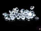 gros plan d'un groupe de diamants sur une surface noire