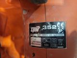 une étiquette apposée sur le côté d'une machine posée sur une table
