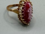 l'image d'une bague contenant une pierre rouge