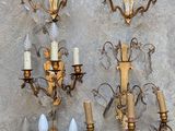 quatre appliques murales sur un mur où se trouve déjà une applique