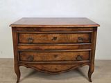 une photo d'une commode en bois surmontée de trois tiroirs