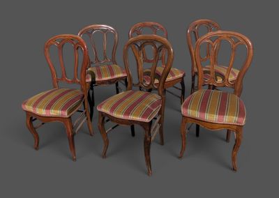 quatre chaises avec une assise rembourrée à rayures et un piètement en bois