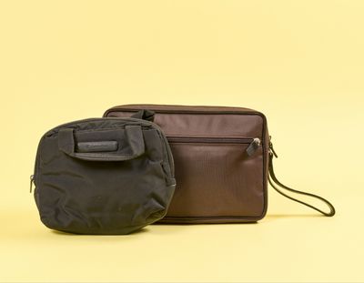 les deux sacs sont posés côte à côte sur un fond jaune