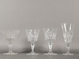 quatre verres à vin sont alignés sur une table