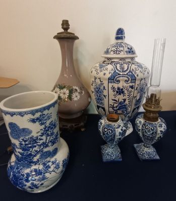 Ensemble cpt : pied de lampe en porcelaine décor de fleurs, …