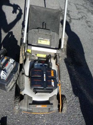 une tondeuse à gazon posée sur le sol