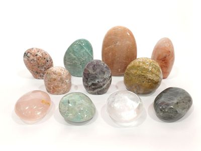 un gros plan sur un ensemble de rochers et de pierres posés sur une surface blanche