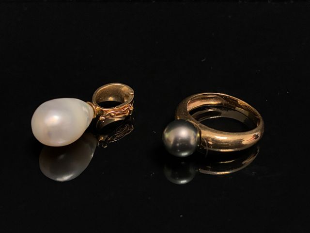 Bague en or à décor d’une perle de Tahiti (TD : 53) et pendeloque...