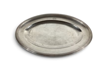 un plateau d'argent posé sur une table