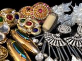 plusieurs types de bijoux différents sur une surface noire