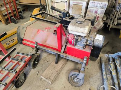 la photo d'une machine qui se trouve dans un garage