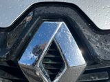 un gros plan sur l'emblème d'une voiture, situé à l'avant de celle-ci