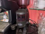 une cafetière posée sur un plan de travail
