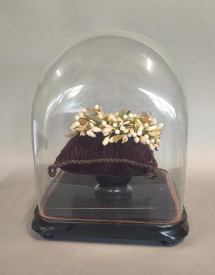 Globe en verre sur socle en bois noirci, accueillant une Cou…