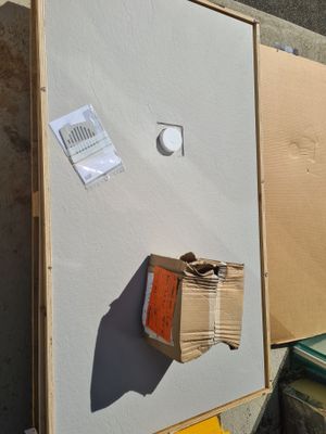 une photo d'un réfrigérateur sur lequel est posée une boîte