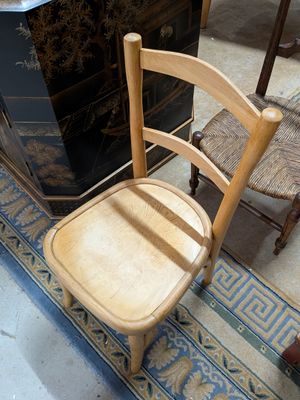 une chaise posée sur un tapis dans une pièce