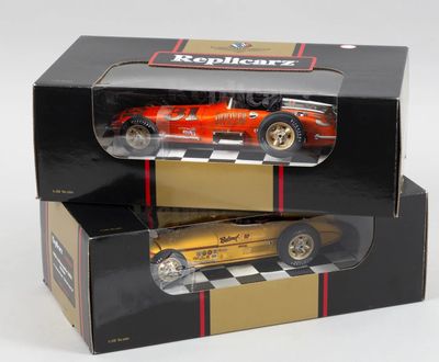 deux boîtes contenant chacune une maquette rouge et dorée d'une voiture de course