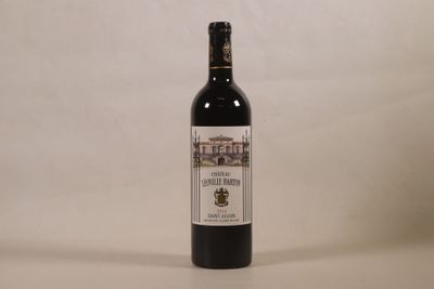 une bouteille de vin posée sur une table