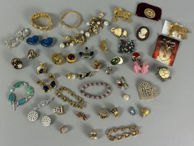 many different types of jewelry on the table